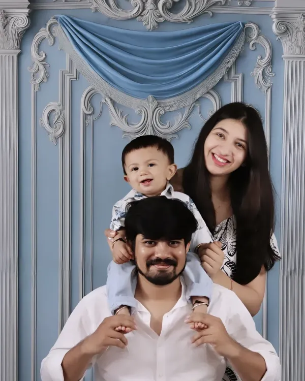 A classic family portrait with the little one taking center stage on dad's shoulders. My studio sets provide a beautiful backdrop for these timeless memories.