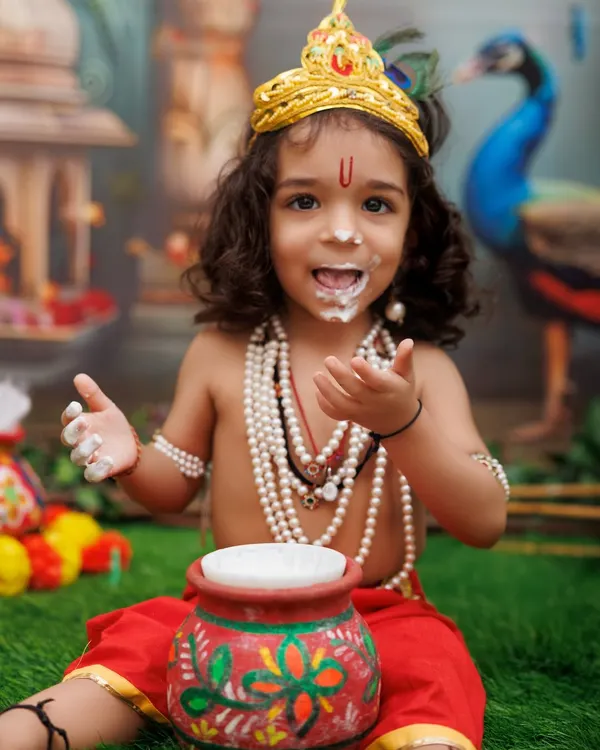 This natkhat Kanha couldn't resist the makhan! A playful and messy moment from my Janmashtami mini sessions.