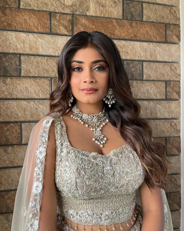 This is the look I love creating for the modern bride: soft, glamorous, and absolutely radiant. I focused on a natural, glowing base to let her skin shine, with defined eyes and soft waves to complete this elegant bridal style.