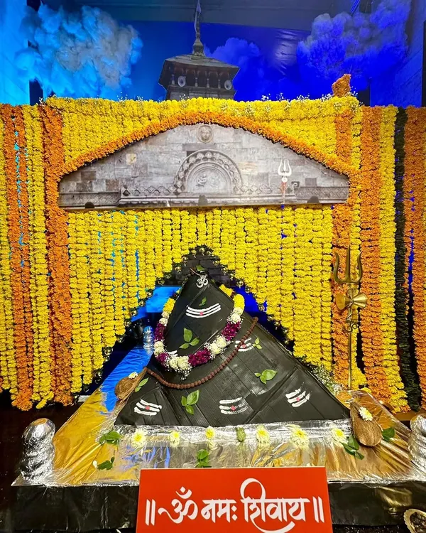 We had the profound honor of performing the shringar for Shri Mukteshwar Mahadev, creating a replica of the holy Kedarnath dham. The entire backdrop is a testament to tradition, crafted from thousands of vibrant marigold garlands to invoke a truly sacred atmosphere.