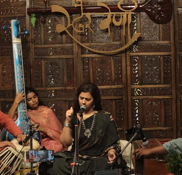 Smt. Tanushree Kashyap Sharma performs a Hindustani vocal recital, accompanied by Shri Saptak Sharma on tabla and Shri Zakir Dholpuri on harmonium. The synergy between the artists is central to a successful baithak.