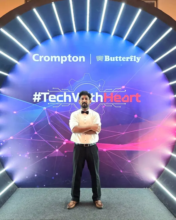 A moment captured at the Crompton event. Performing on a grand stage for leading brands is a privilege, and I always aim to deliver a professional and impactful experience.