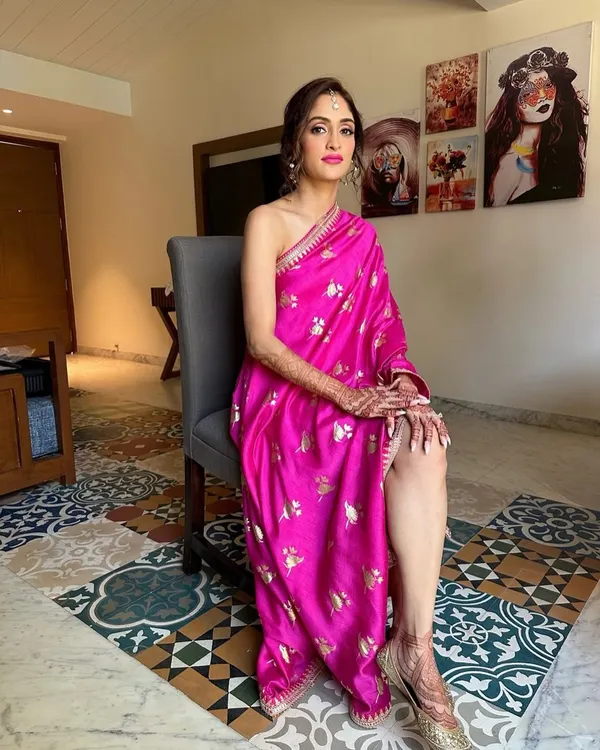 Fuchsia vibes for bride Deepali’s Haldi in Goa. We kept the makeup minimal but added a striking bright pink lip to match her outfit and radiant glow. The one-shoulder saree adds a modern twist.