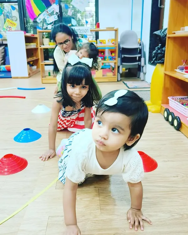 Look at these energiser bunnies go! This crawling game is fantastic for building core strength and coordination. It’s amazing to see how focused and determined they get, all while having an absolute blast together in their own school.