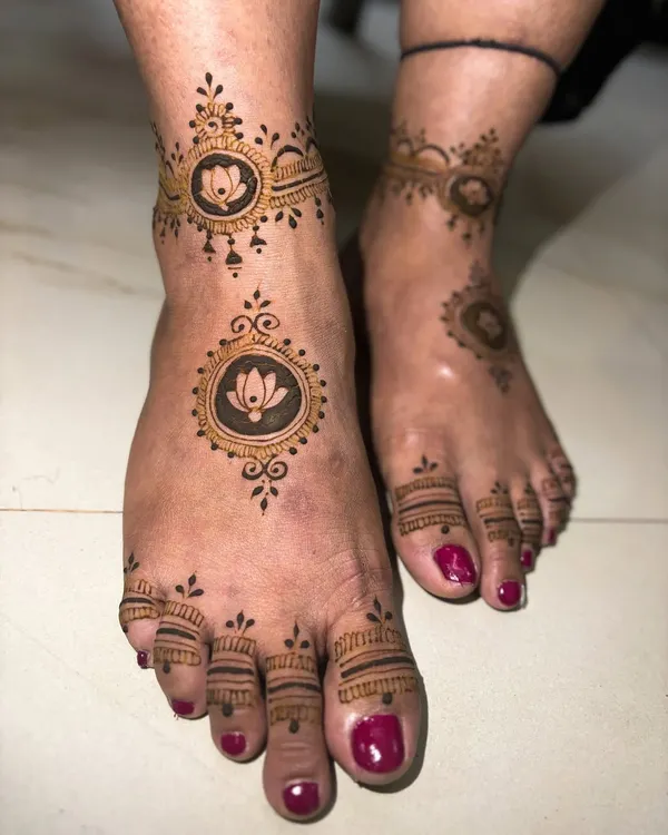 A simple and elegant feet design featuring our signature lotus motif in a mandala. The pattern is minimal but adds a beautiful touch.