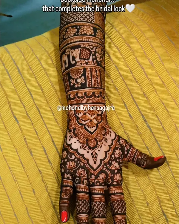 This back-hand design is all about bold borders and fine detailing. The elephant procession on the wrist adds a touch of royalty, completing the bridal look from every angle.
