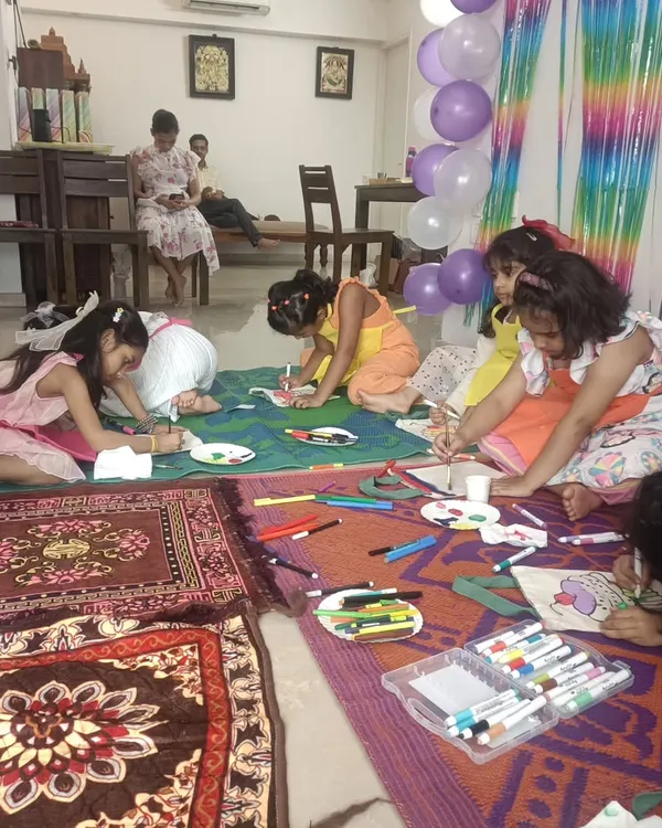 A candid moment from Uma's birthday, with all the girls completely absorbed in their tote bag painting. We create a comfortable and fun environment where kids can spread out and let their creativity flow.