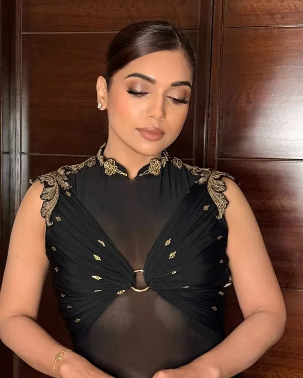 A little smoke, a lot of glow, and a whole mood with the gorgeous Samiksha Pednekar for India Couture Week. This look is all about that celebrity-level radiance.