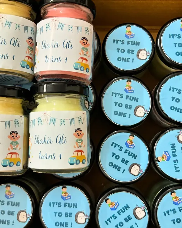 How cute are these birthday return gifts for Shakir Ali's first birthday? We customized the labels on the jar and the lid to match the party's theme.
