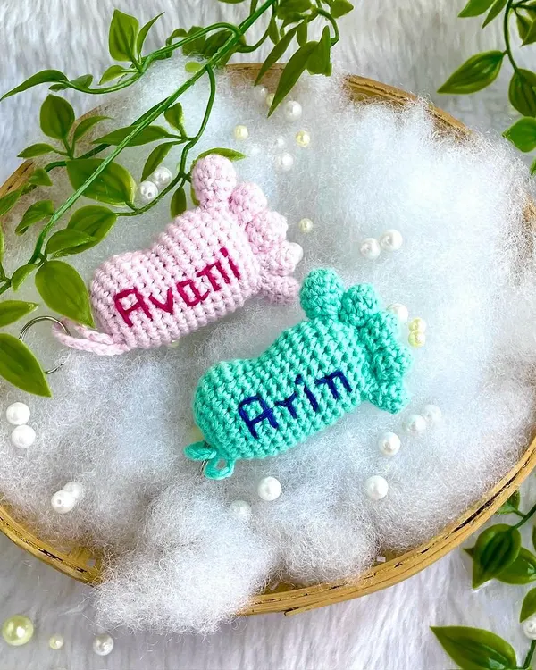 These personalized baby feet keychains are one of my most popular gifts for new parents. Here are two I made, one in pink for Avani and one in mint green for Arin.