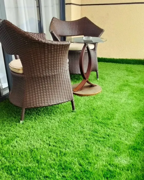 A simple way to make a balcony feel like a small garden. This artificial grass installation instantly adds color and comfort, creating a perfect spot for morning coffee.