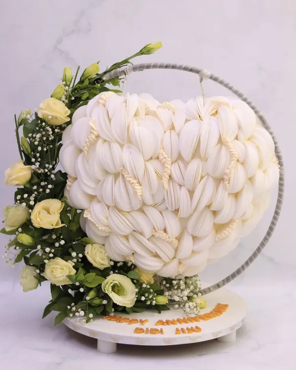 This anti-gravity heart cake is a testament to what we can create together. It features intricate, hand-cut wafer paper fans and fresh florals, designed to be a breathtaking centerpiece for an unforgettable anniversary or engagement.