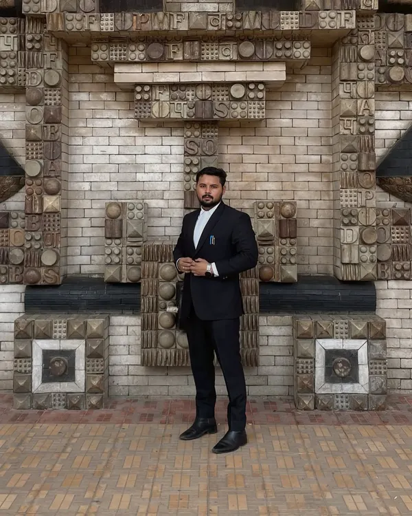 As a criminal defense lawyer, I believe your presentation speaks before you do. This is me, ready and focused, prepared to represent you with the seriousness your case deserves.