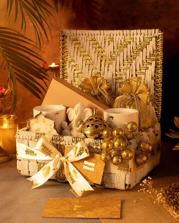 This stunning white and gold woven hamper is from our luxury Diwali collection. It’s filled with handpicked festive goodies like a Ganesha idol and premium sweets, designed to bring warmth and elegance to your celebrations.