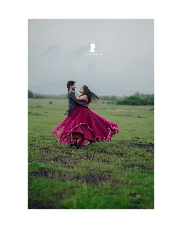 I love capturing those movie-like moments. This pre-wedding shoot in an open field shows a couple lost in their own world, creating a memory that feels both grand and intimate.