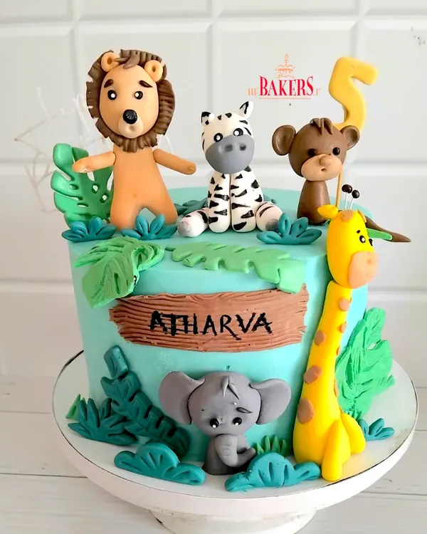 A super cute jungle cake for Atharva's 4th birthday. He envisioned five specific animals for his cake, and I loved bringing his imagination to life with these handcrafted fondant figures. The cake inside was a delicious vanilla sponge with fresh fruits.