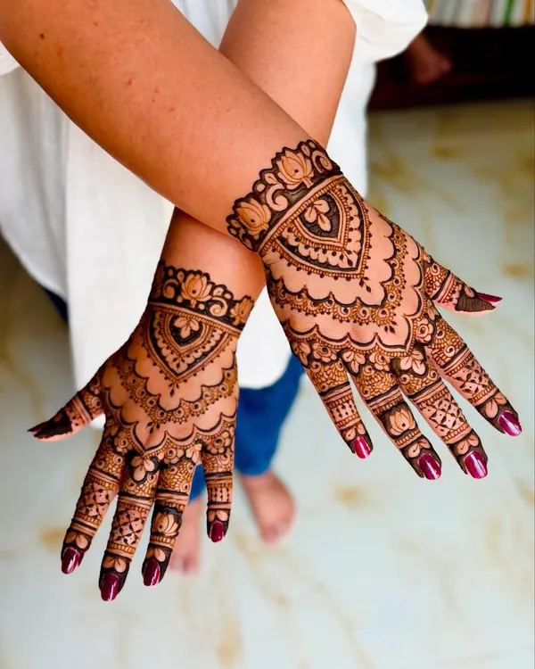 Wrist-length Indian mehendi for her cousin’s engagement ❤️✨