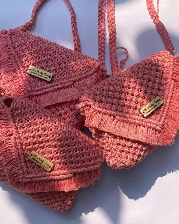 Our pink box bags have been in great demand this month. They are so cute and practical, with a size of 8.5 x 6 x 2.5 inches and our signature wooden tag. Available in 12 colors.