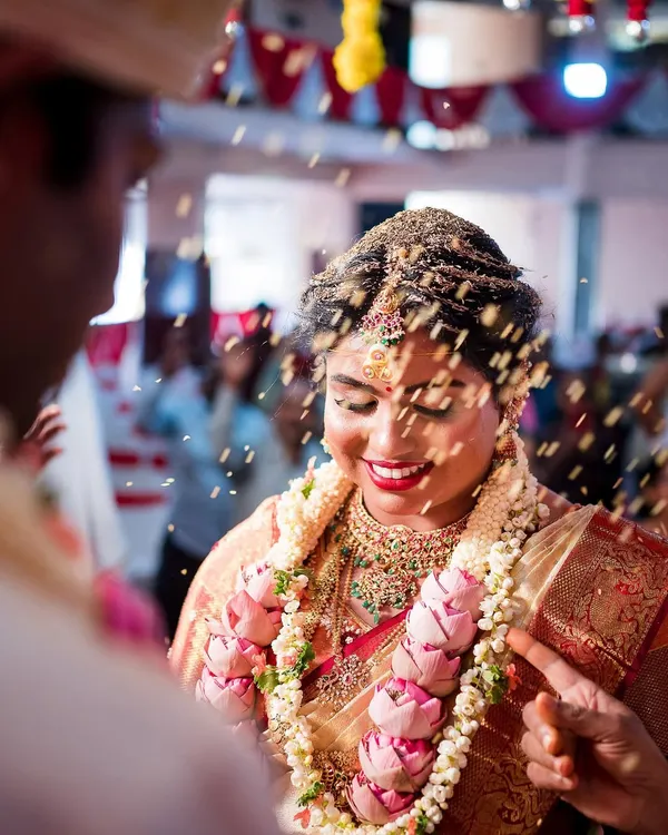A beautiful moment of blessing as consecrated rice, or 'akshata', is showered on the bride. We capture the joy and sanctity of these key Kannada and Tambram wedding rituals.
