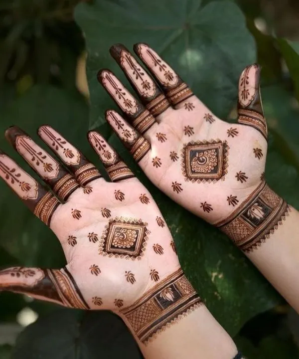 A classic and minimalist design perfect for wedding guests. This pattern features a central square motif with small butis scattered across the palm, paired with detailed work on the fingertips. This is the fresh paste application.