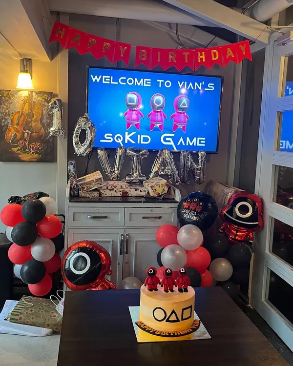 Welcome to Vian's SQKID GAME! We transformed an indoor venue into a thrilling game arena, complete with themed decor and an epic cake.