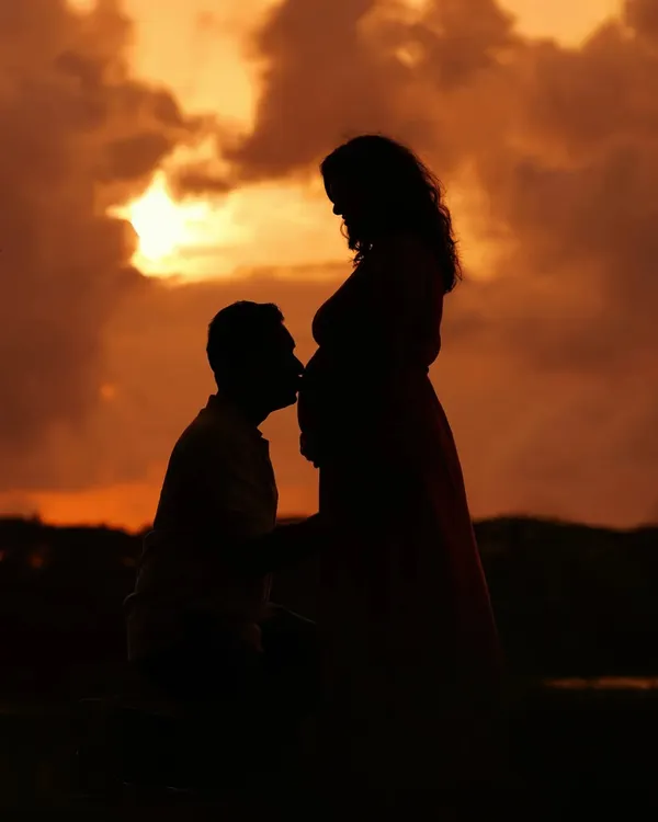 A tender moment captured against a fiery sunset. This silhouette style is one of my signatures for maternity couple photography, creating a timeless and romantic portrait that focuses on connection and anticipation.