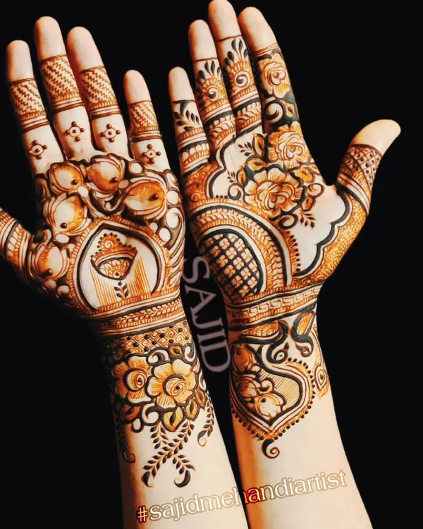 An elegant Indo-Arabic design that flows beautifully from the wrist to the fingers. The combination of delicate floral vines and traditional motifs with plenty of open skin creates a very sophisticated look.