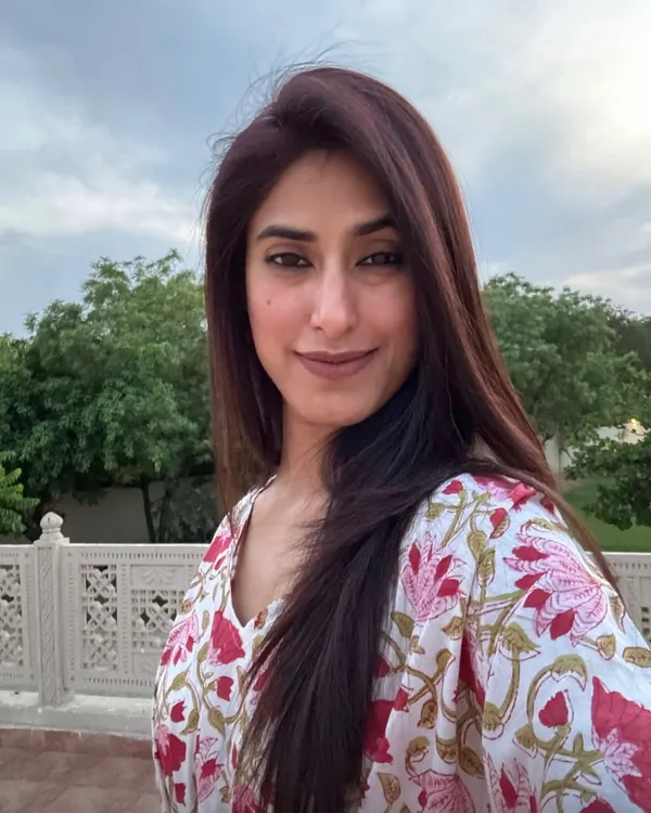 Ever wondered what really happens during a styling session? It's a transformation experience that starts with you: your lifestyle, your goals, and how you want to feel. This selfie captures the glow after a successful client session.