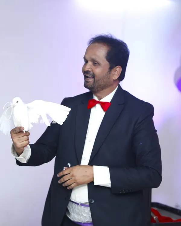 Our professional magician captivates both kids and adults with a lively and interactive show. This performance includes classic tricks, like making a dove appear, ensuring your party entertainment is a memorable highlight.