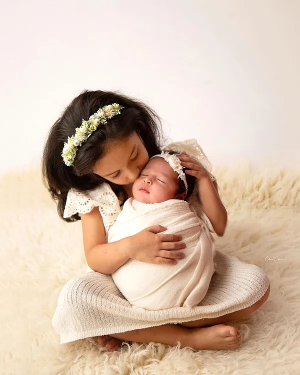 My heart just melts seeing moments like this. Capturing the gentle, loving bond between a big sister and her new baby sibling is one of the most precious parts of my job.