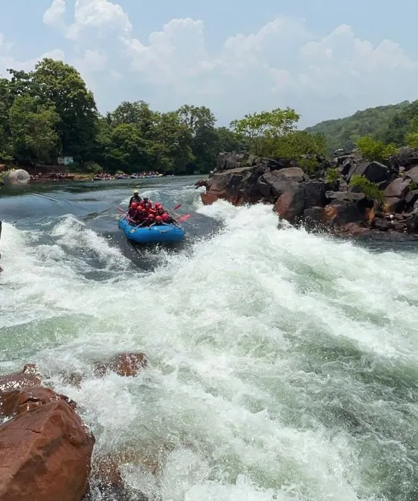 This is the essence of our Dandeli rafting course, navigating the thrilling white-water rapids of the Kali river. We ensure every participant experiences the full force of adventure under the careful guidance of our expert instructors.