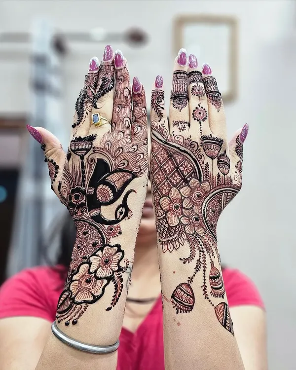 I designed these two complementary patterns for the back of the hands, featuring a mix of peacock, floral, and geometric jaali work. This style is perfect for guests at a wedding or for festive occasions.