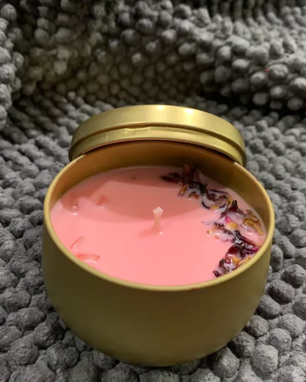 Wrap yourself in luxury with this golden tin scented candle. The pink wax is topped with rose petals, perfect for refreshing your space and soothing your soul.