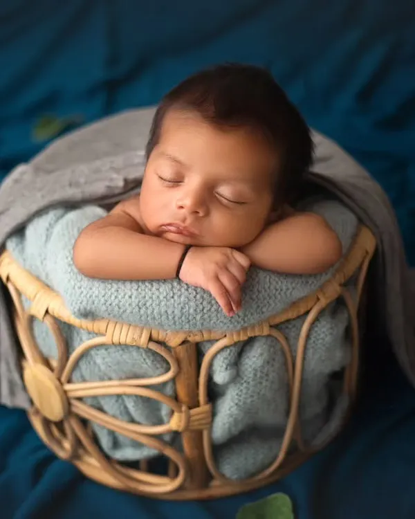 This little one looks so peaceful resting in a rustic woven basket. I use soft blankets and layers to ensure the baby is always comfortable and supported in any prop.