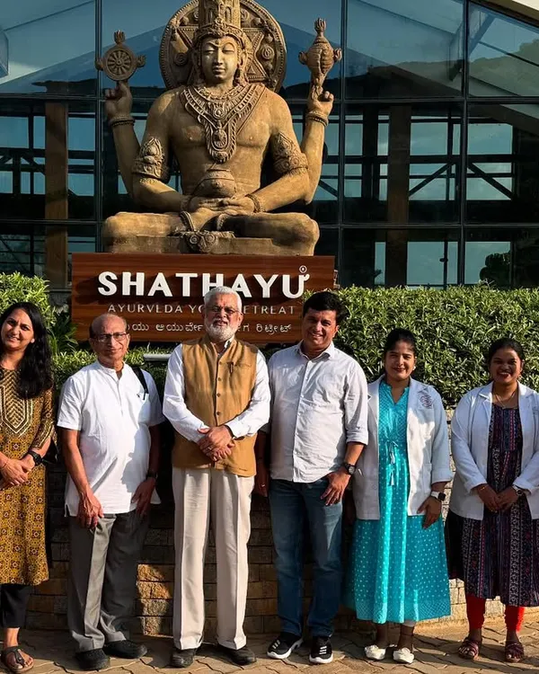 We were honored to host Dr. G.G. Gangadharan, a revered Ayurved Acharya, and Dr. Ravi Temarisa from the USA. Their visit represents a confluence of ancient wisdom and modern global perspectives on Ayurveda.