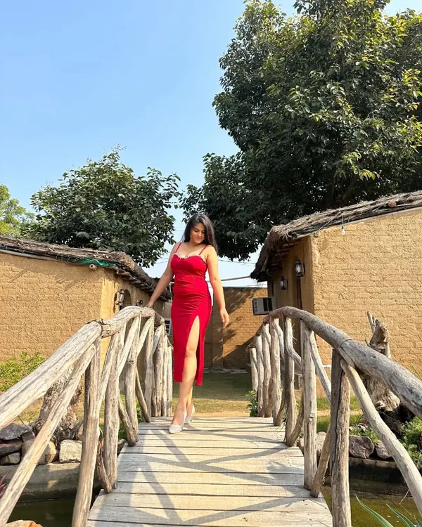 Walking into the weekend in this stunning red dress with a thigh-high slit. I styled it with sparkling silver juttis for a mix of glamour and comfort, perfect for an outdoor event or a special date.