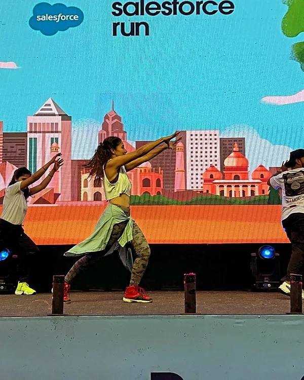 A powerful, synchronized move during the Salesforce Run warm-up. My choreography is designed to be visually impressive from the stage while remaining simple enough for a large, diverse corporate audience to join in.