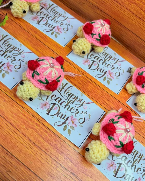 This was a special bulk order of turtle keychains for Teacher's Day. Each keychain was paired with a greeting card, making it a thoughtful and unique gift.