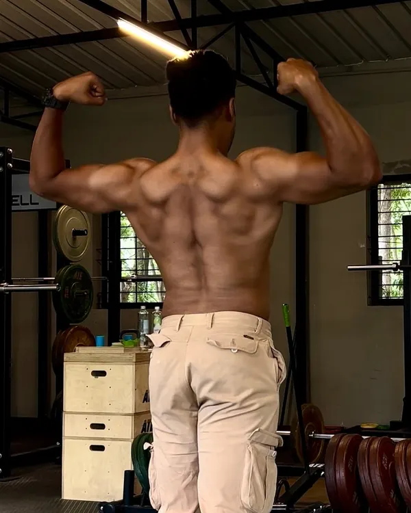 TRAP-PED! Irrespective of how much you lift, this is what the internet wants to see. A strong back is the result of heavy pulls and rows, not just vanity exercises.