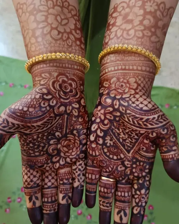 This is the beautiful, deep reddish-brown stain that my organic mehendi produces after a couple of days. The color is rich and even, highlighting every detail of the floral design.