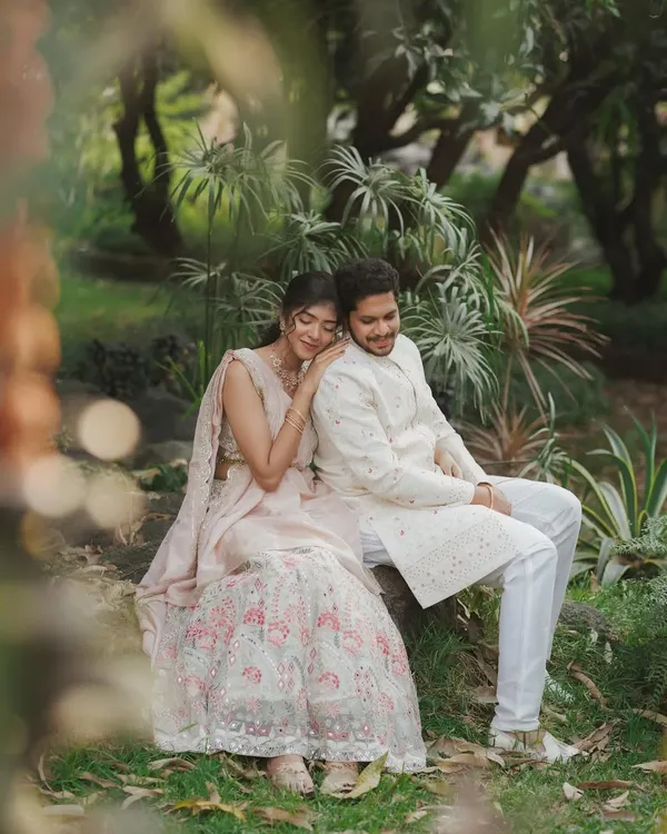 In a whirlwind of wedding chaos, this bride chose softness. A look that felt like a quiet promise, with barely-there blush, soft kohl, and lips that wore the calm she felt in her heart.