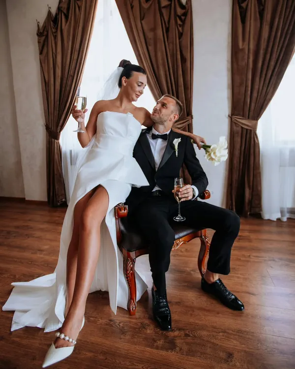 A toast to forever. This glamorous wedding portrait in Dubai captures the stylish connection and celebratory joy of a couple on their special day.