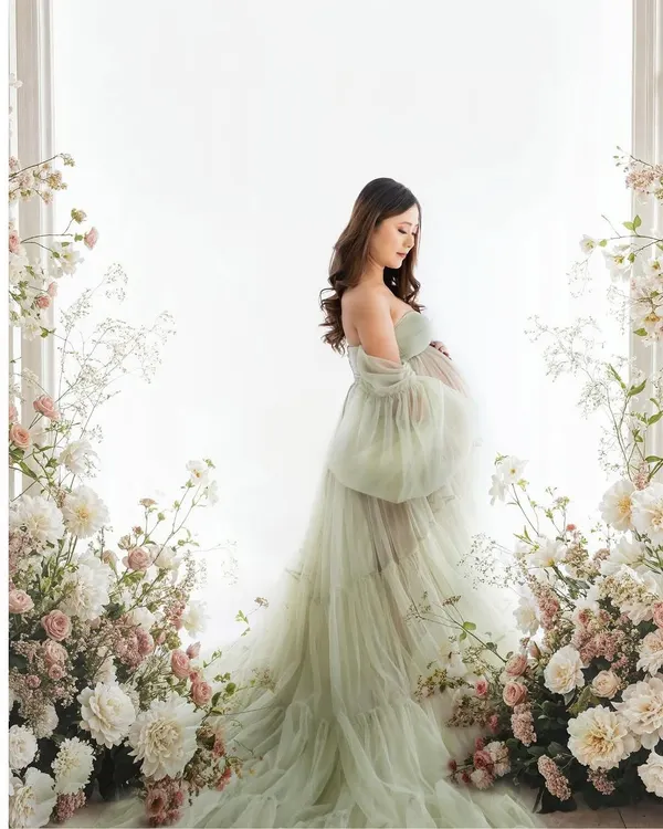This is the kind of magic I love to create. A serene moment for a beautiful mother-to-be, surrounded by florals in a dreamy studio setup. It’s all about capturing that incredible pregnancy glow.