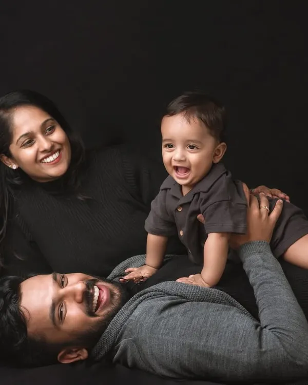 The best moments are the ones filled with laughter. I create a relaxed environment where your family can play and be yourselves, resulting in genuine and joyful portraits like this one.