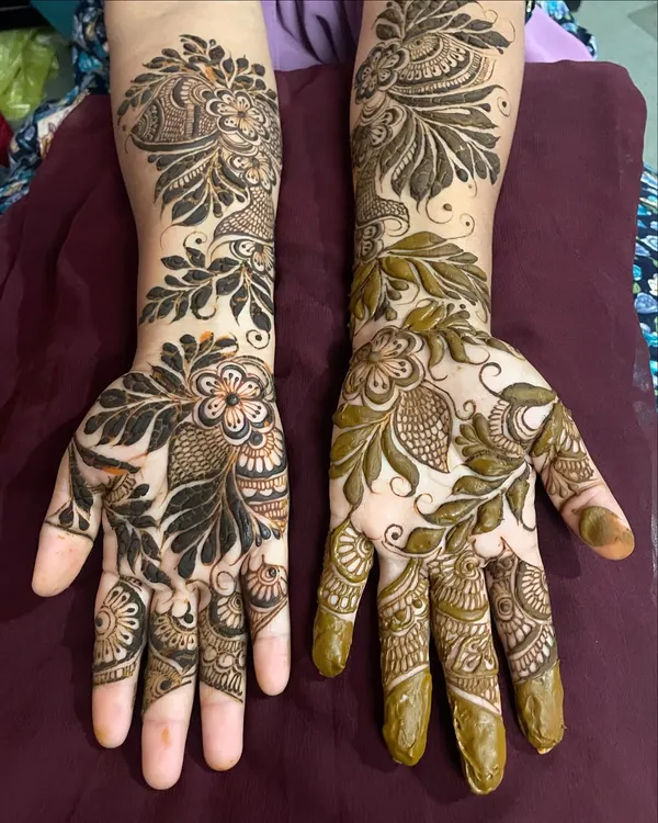 A fresh application of a Doha-style mehndi design. One hand is done with my organic henna, and the other with a different type, showing the difference in paste texture and color. My paste is dark and rich.
