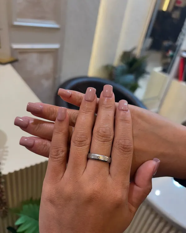 A perfect set of square-shaped extensions with a beautiful, glossy nude polish. This look is clean, sophisticated, and always in style.