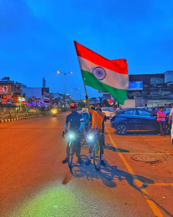 An early morning start for our Independence Day ride. A member proudly holds the Indian flag as the sun rises.
