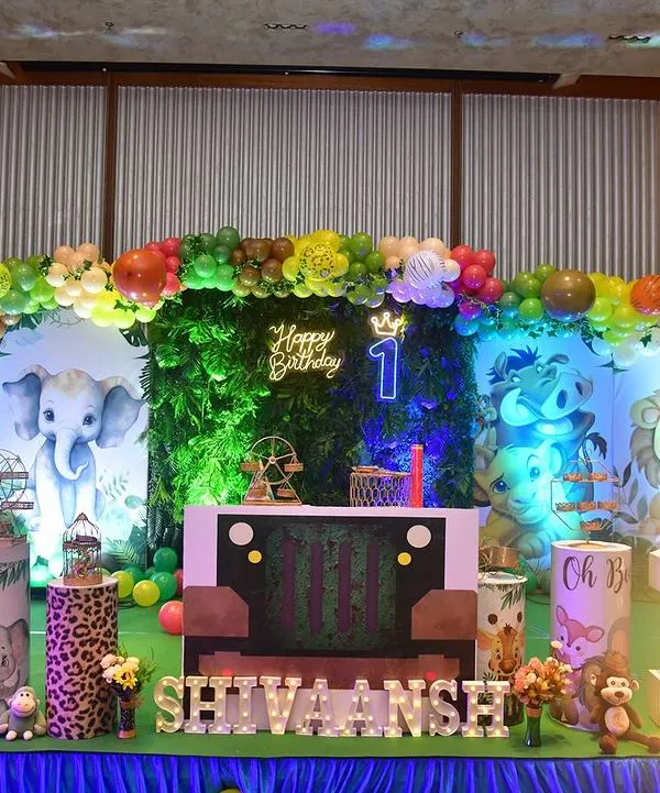 A vibrant jungle theme with a lush green wall, neon signs, and multiple animal characters. This setup is packed with details, including themed pedestals and a blue floor skirt.