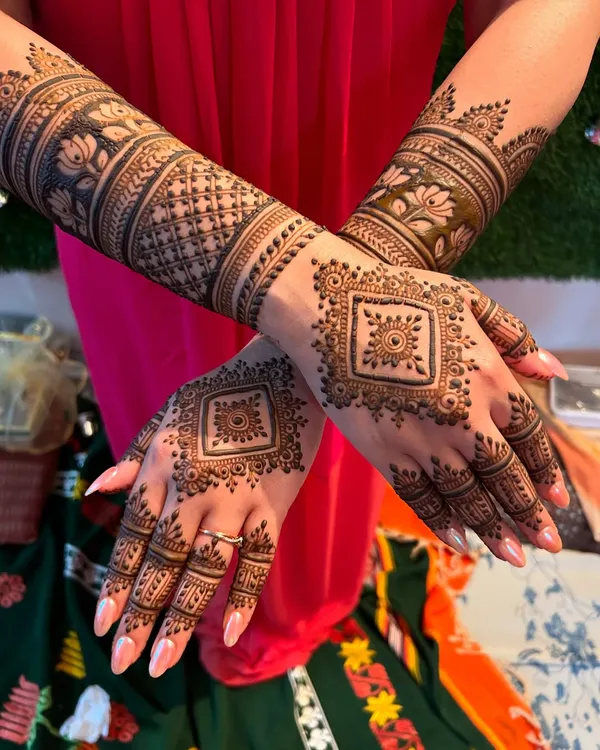 This design offers a modern take on the classic mandala with a unique square shape. The geometric center is surrounded by delicate details, creating a striking focal point on the back of the hand.