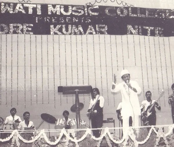 A treasured moment from my history. This is the legendary Kishore Kumar ji performing live at a concert I organized at the IG Stadium in Delhi in 1986. My connection with the golden era of Bollywood runs deep.